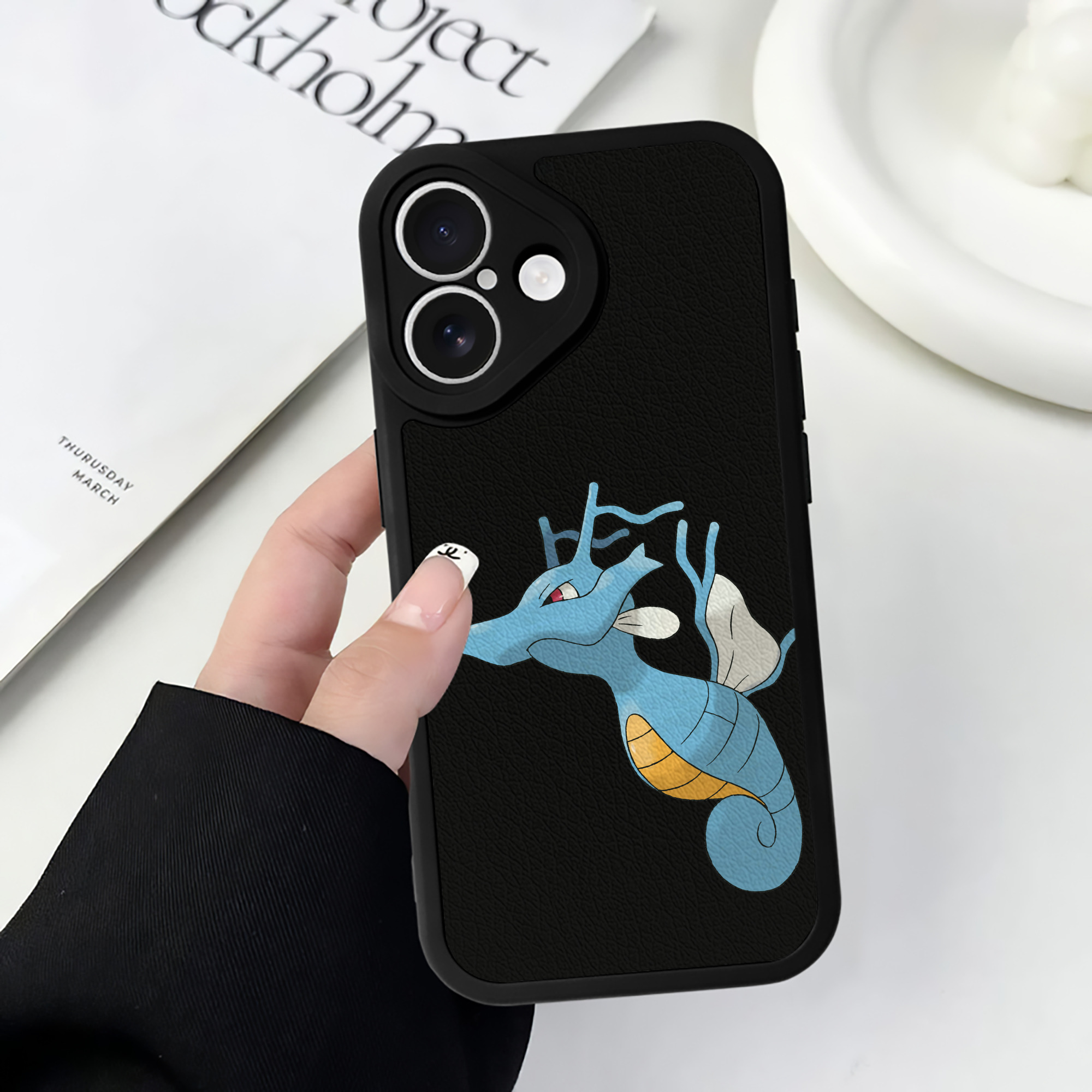 （画像用） ポケットモンスター Pokémon 【iPhone 16シリーズ対応】シリコンスマホケース（レザー調） 材質：シリコン